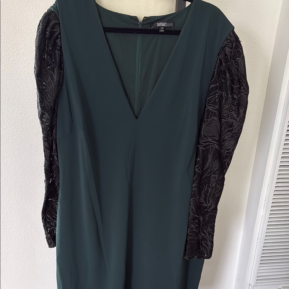 Elegant Green Dress with Black Sleeves